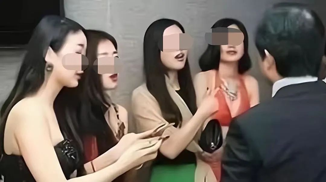 富豪养多个“老婆”每晚要“翻牌侍寝”?从劳动模范到全国通缉他都经历了什么?(组图) - 10