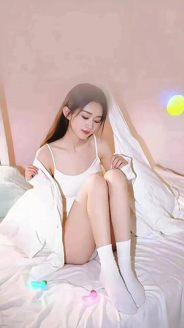 赵丽颖罕见性感写真!露修长大美腿,皮肤白到发光(组图) - 3