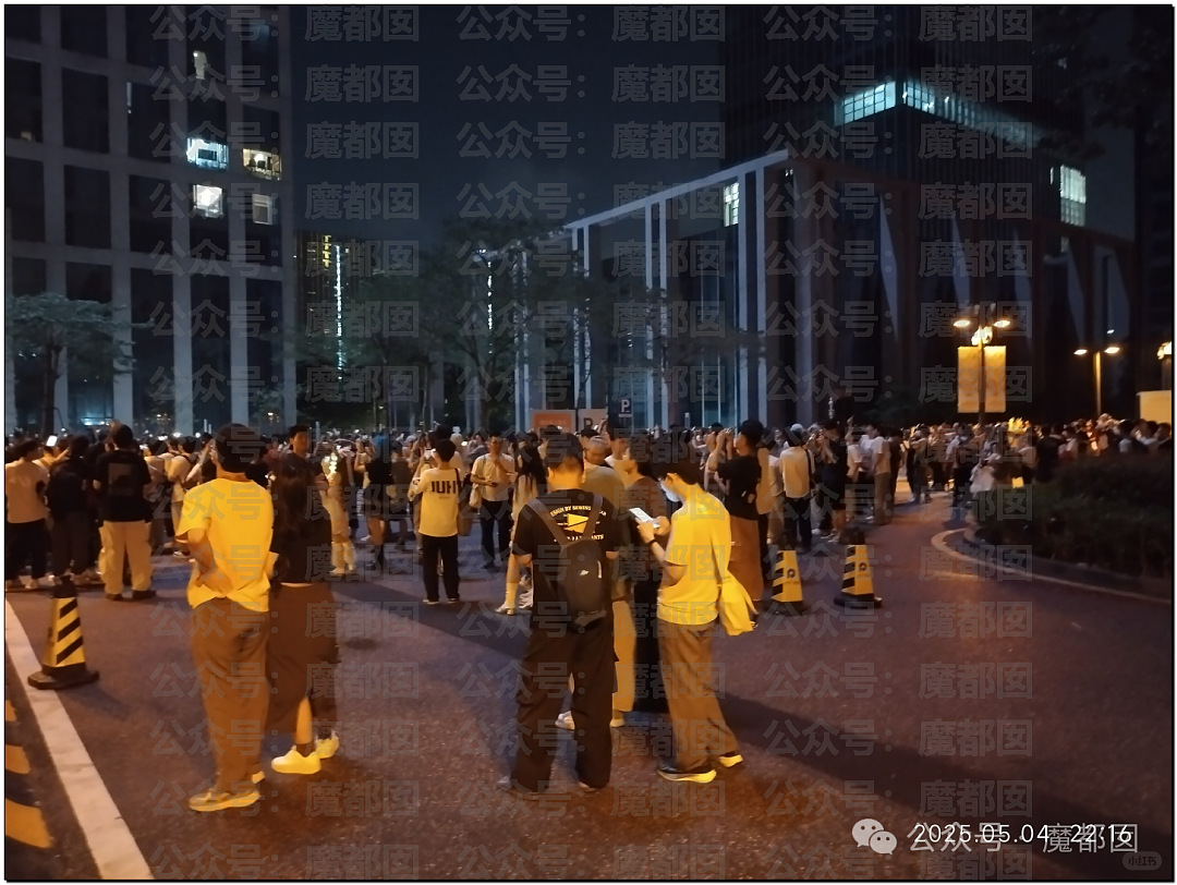 热搜第一!西安夜空不明物是什么?萤火虫漫展场外事件全解析(视频/组图) - 26