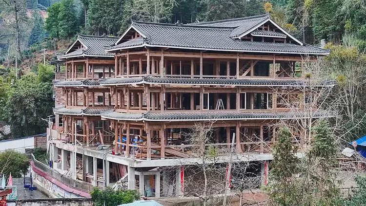 76岁老人0图纸0铁钉造出1200平米绝美木楼，数十年屹立不倒！网友：再世鲁班（视频/组图） - 4