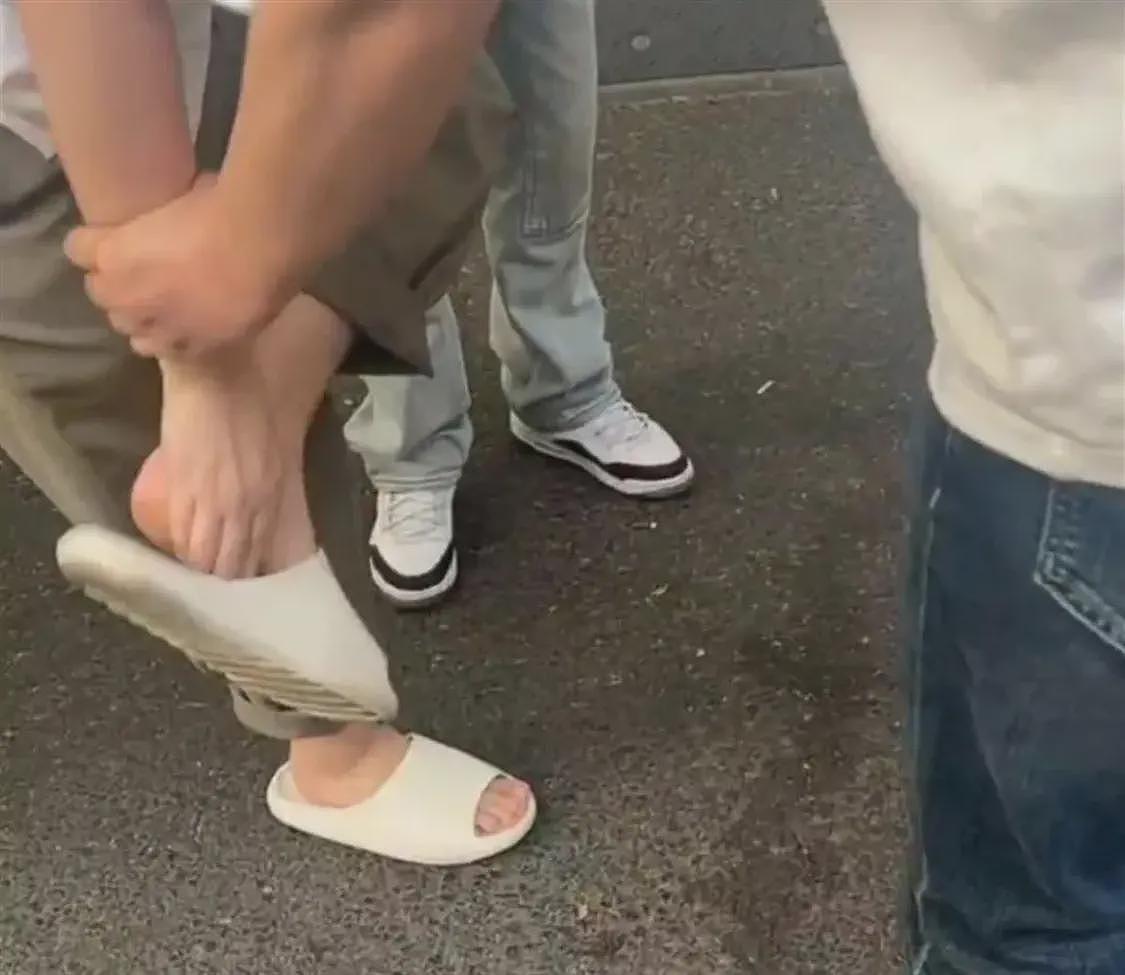 男子脚踩手机偷拍女生裙底，女生放弃报警，但法律不能放过（图） - 1