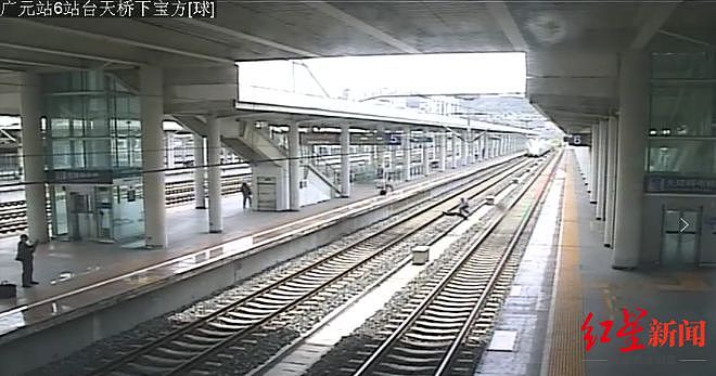 男子跳下站台欲轻生，获救时距列车仅30多米，施救客运员：太急了，那时只想救人（组图） - 1
