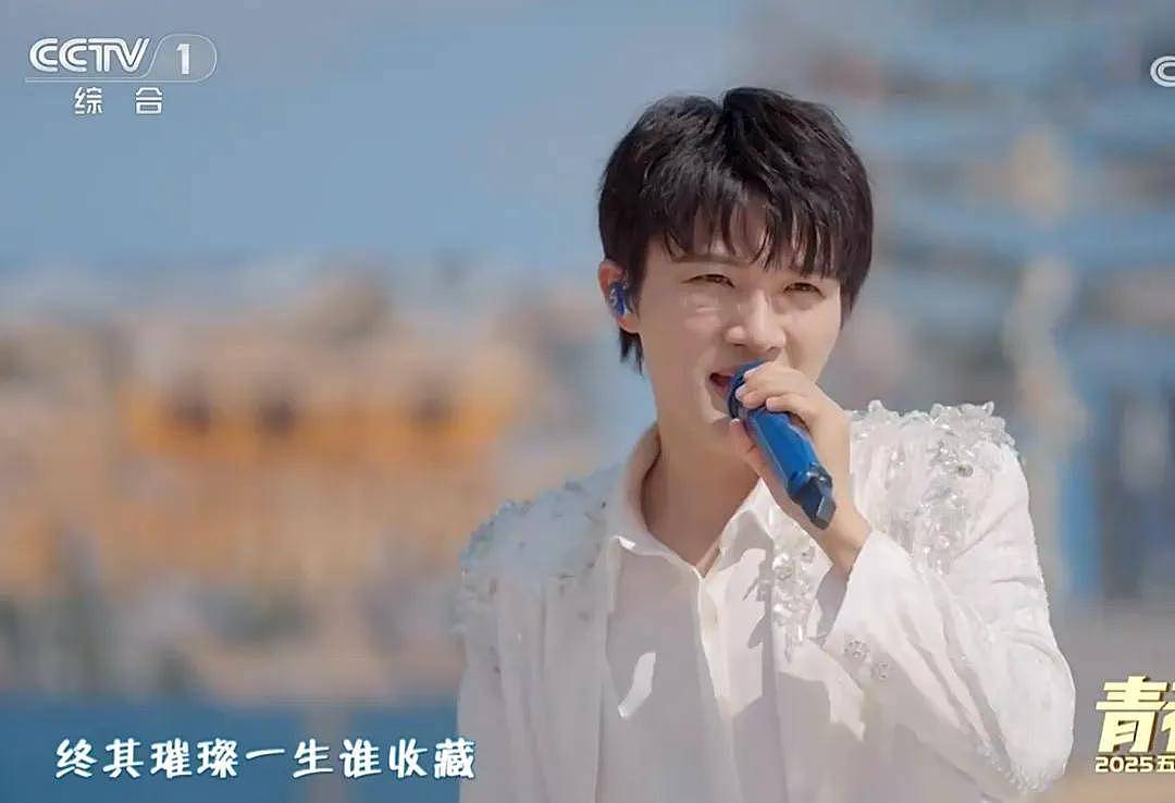 央视五四晚会明星状态：关晓彤齐刘海长发显脸圆，胡先煦眼袋重（组图） - 8