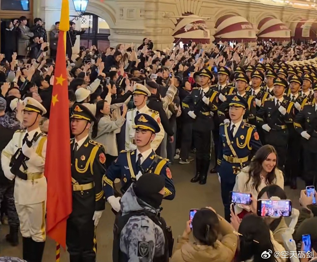 解放军仪仗队莫斯科唱抗日歌！中国留学生举日本投降《号外》（视频/组图） - 3