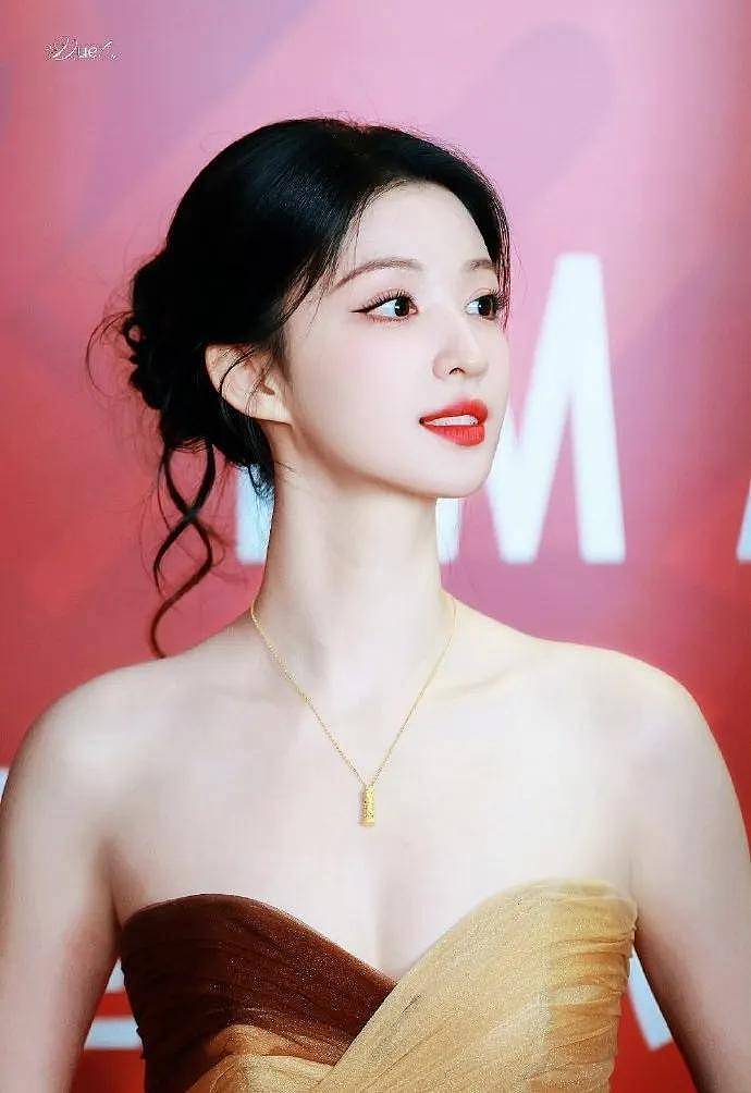 “小刘亦菲”王楚然绝美写真!雪肤玉貌身材火辣...(组图) - 6