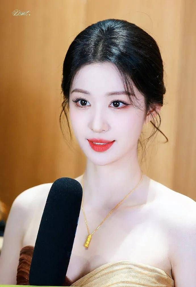 “小刘亦菲”王楚然绝美写真!雪肤玉貌身材火辣...(组图) - 1