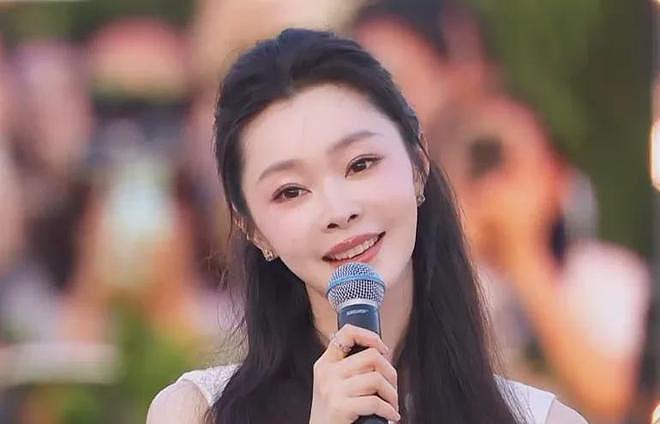 央视五四晚会镜头下的明星：关晓彤晕妆，王一博显疲惫，宋轶脸僵（组图） - 16