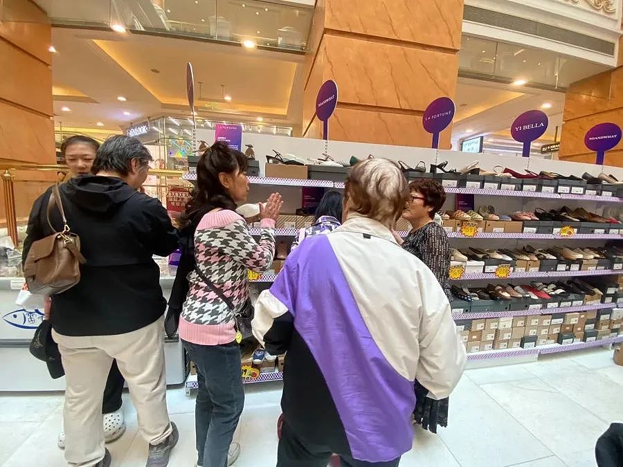 “1800元的出口商品219元拿下”！关税战压力下，中国制造商品出口转内销，上海市民疯狂“捡漏”（组图） - 5