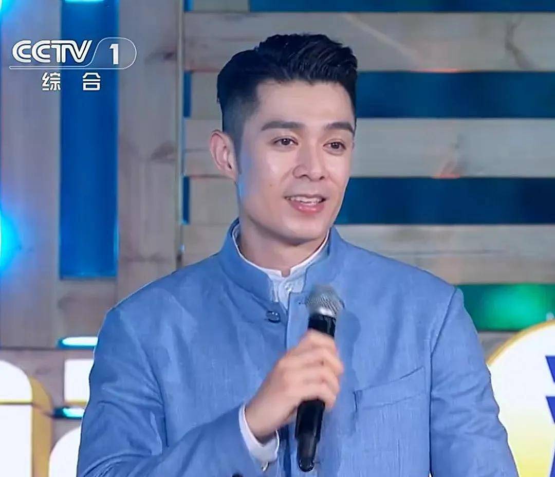 央视五四晚会明星状态：关晓彤齐刘海长发显脸圆，胡先煦眼袋重（组图） - 24