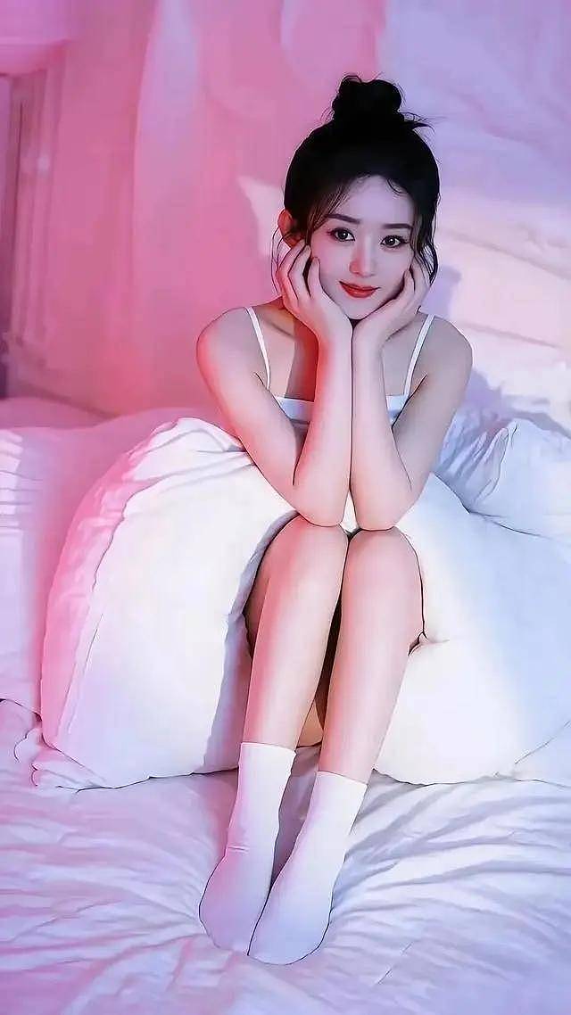 赵丽颖罕见性感写真!露修长大美腿,皮肤白到发光(组图) - 2