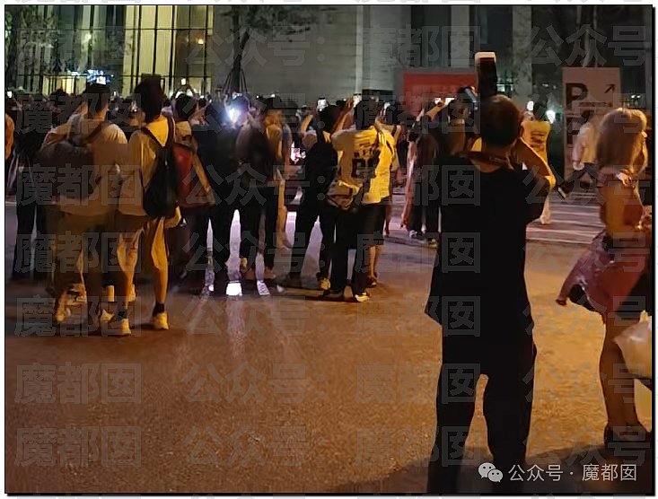 热搜第一!西安夜空不明物是什么?萤火虫漫展场外事件全解析(视频/组图) - 17
