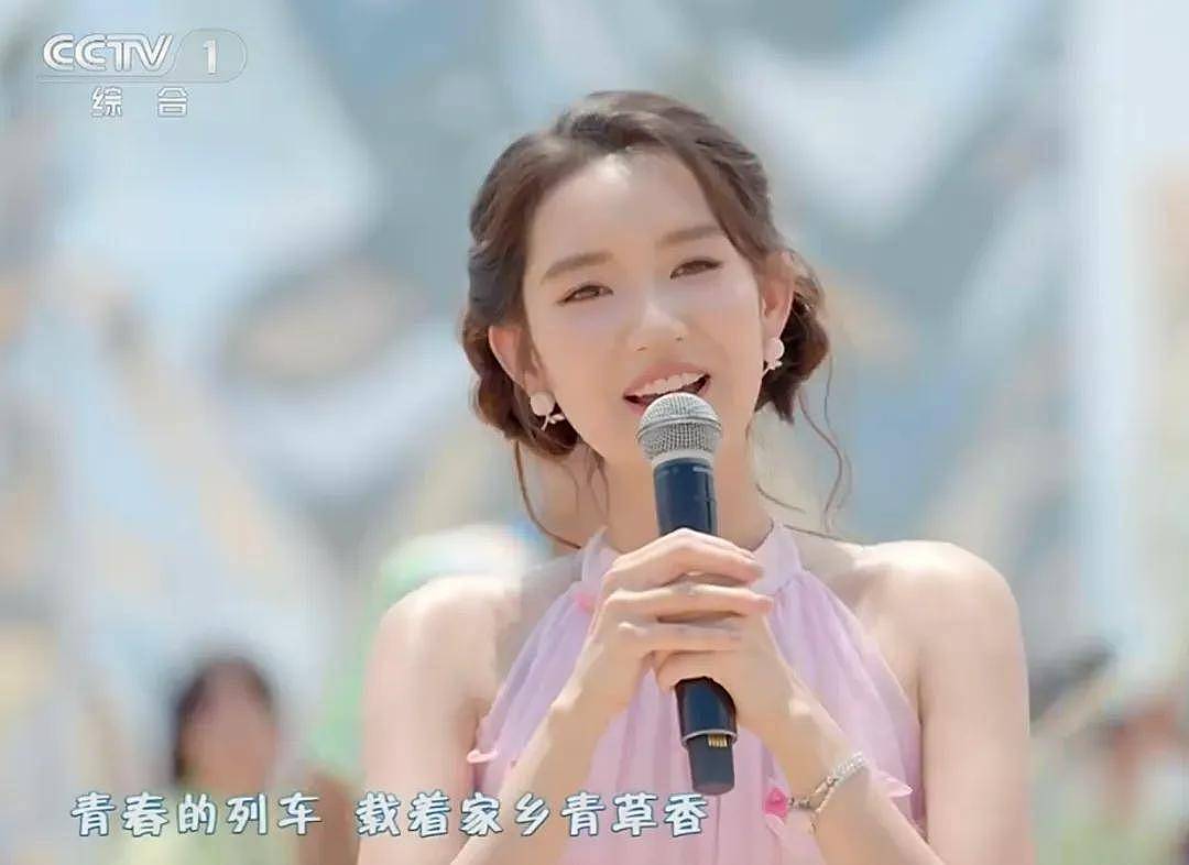 央视五四晚会明星状态：关晓彤齐刘海长发显脸圆，胡先煦眼袋重（组图） - 1