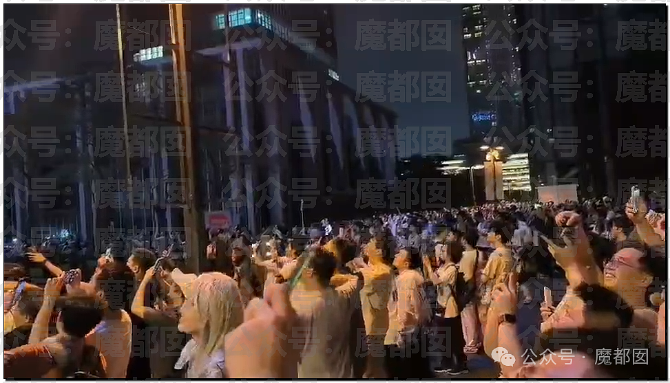 热搜第一!西安夜空不明物是什么?萤火虫漫展场外事件全解析(视频/组图) - 16