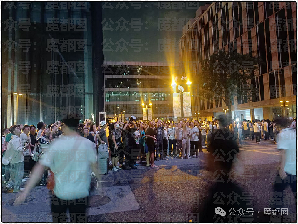 热搜第一!西安夜空不明物是什么?萤火虫漫展场外事件全解析(视频/组图) - 12