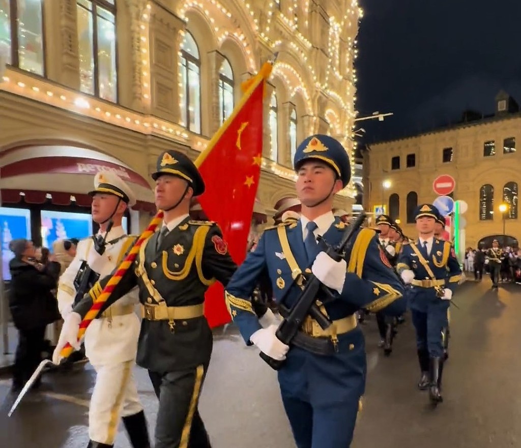 解放军仪仗队莫斯科唱抗日歌！中国留学生举日本投降《号外》（视频/组图） - 4