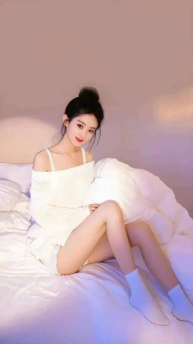 赵丽颖罕见性感写真!露修长大美腿,皮肤白到发光(组图) - 7