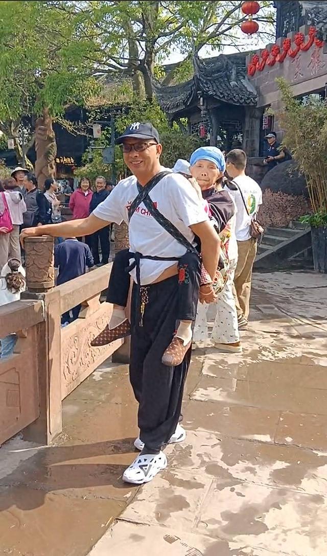 51岁男子背88岁母亲旅游走红：您背我长大，我背您到老（组图） - 1