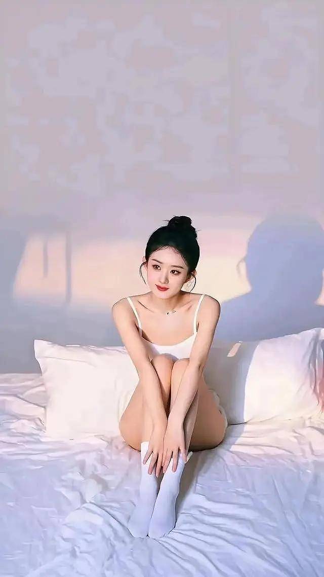 赵丽颖罕见性感写真!露修长大美腿,皮肤白到发光(组图) - 8