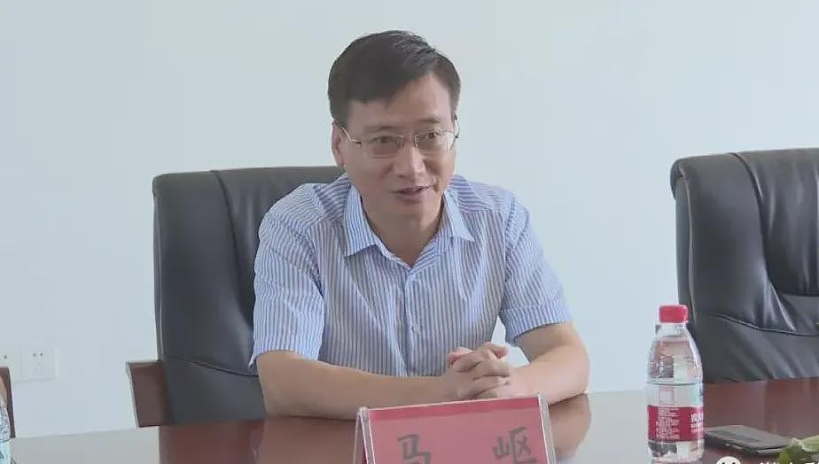 官员组建“七兄弟吃喝圈“,长期接受“保姆式“服务(图) - 1