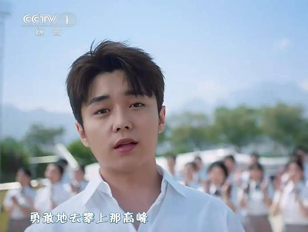 央视五四晚会明星状态：关晓彤齐刘海长发显脸圆，胡先煦眼袋重（组图） - 5
