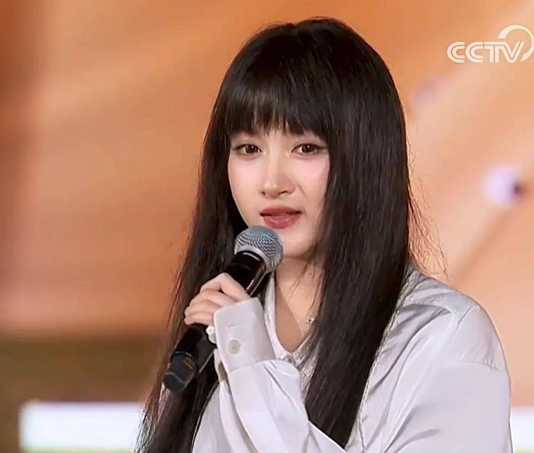 央视五四晚会明星状态：关晓彤齐刘海长发显脸圆，胡先煦眼袋重（组图） - 19