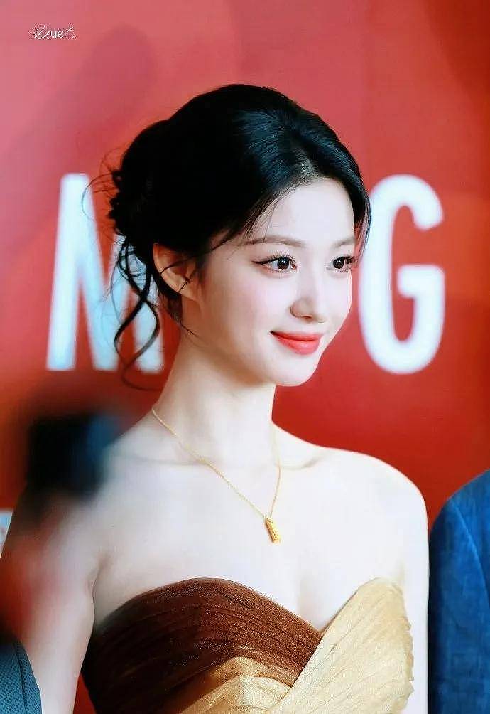 “小刘亦菲”王楚然绝美写真!雪肤玉貌身材火辣...(组图) - 7