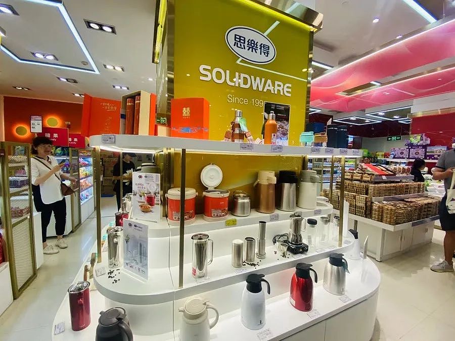 “1800元的出口商品219元拿下”！关税战压力下，中国制造商品出口转内销，上海市民疯狂“捡漏”（组图） - 2
