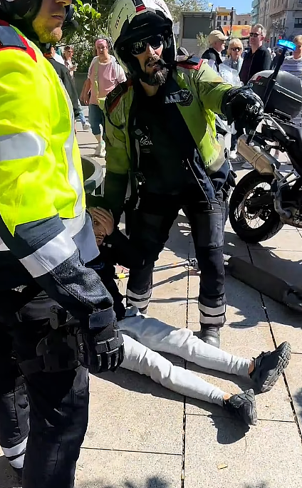 中国小伙海外遭遇抢劫,直接将歹徒锁喉!视频网上疯传(组图) - 10
