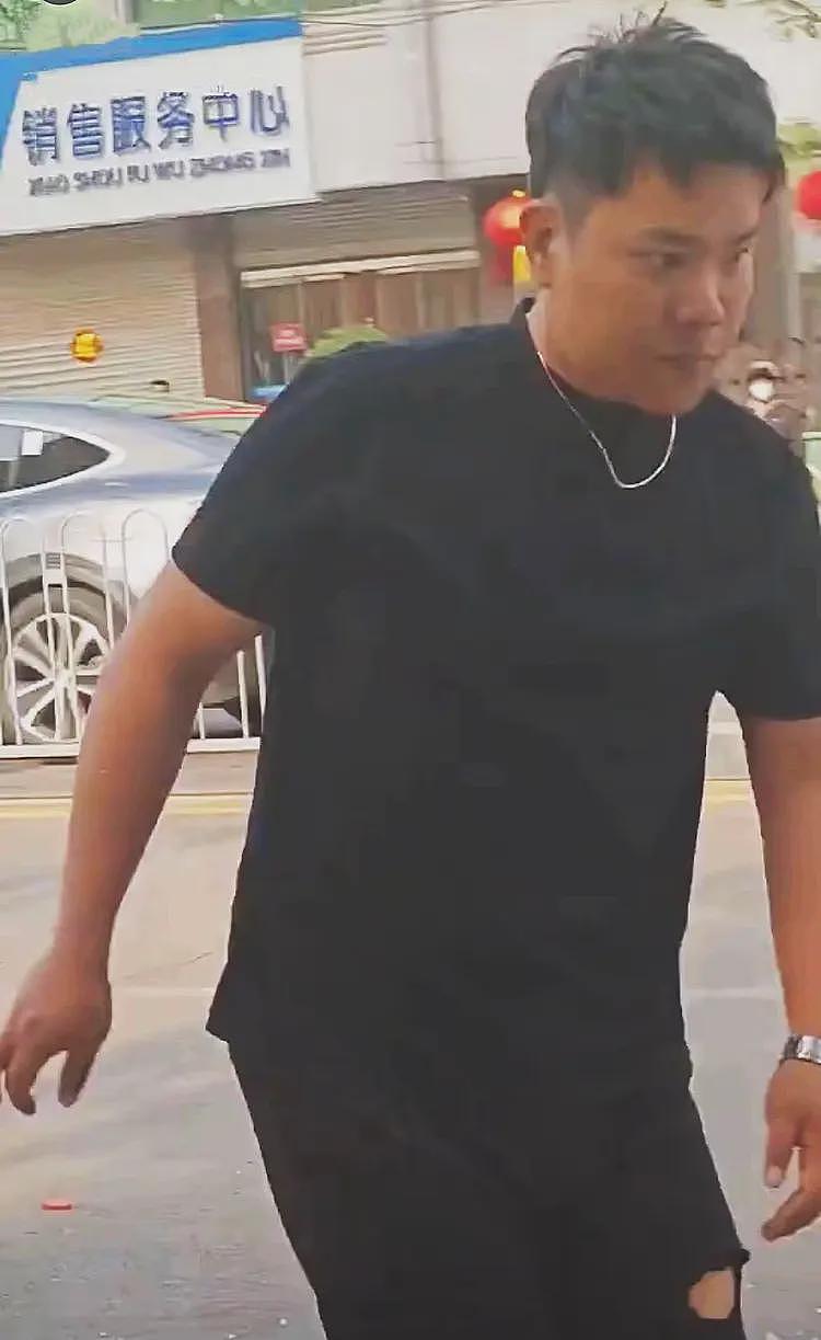 曝山东滕州一汽车冲向公交站致7死！撞击瞬间曝光，现场惨不忍睹！涉事司机被抓（视频/组图） - 4