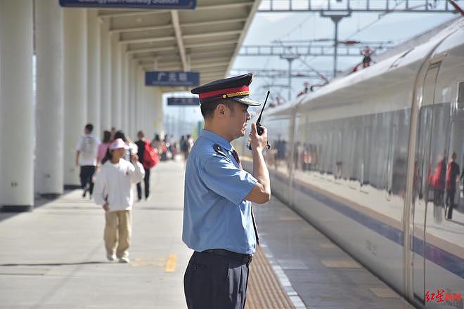 男子跳下站台欲轻生，获救时距列车仅30多米，施救客运员：太急了，那时只想救人（组图） - 2