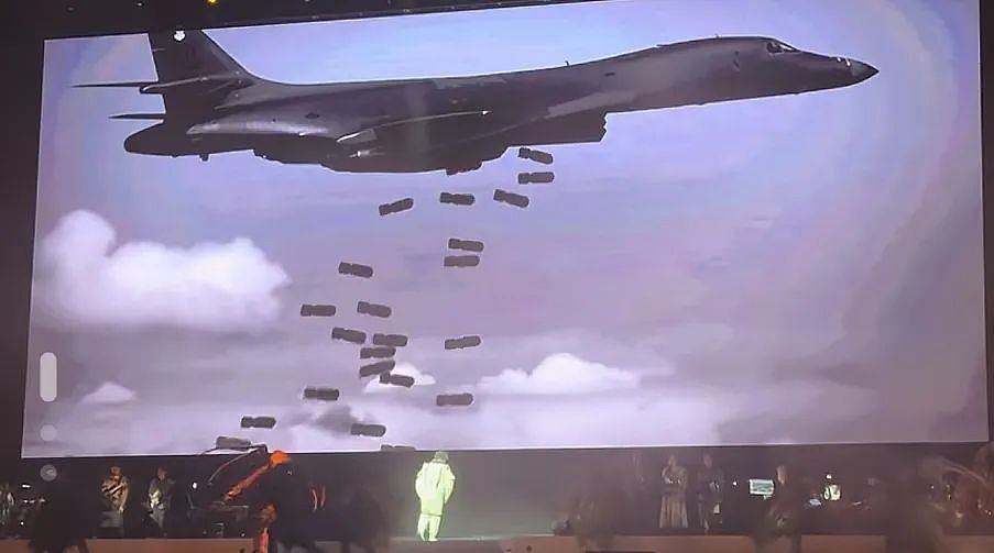 陈奕迅日本演唱会飞机空投炸弹画面引热议！网友：不必过度解读（组图） - 2