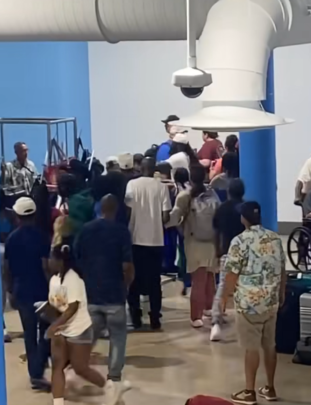 视频曝光! 豪华游轮爆发大规模斗殴,多名乘客被永久列入黑名单(视频/组图) - 3