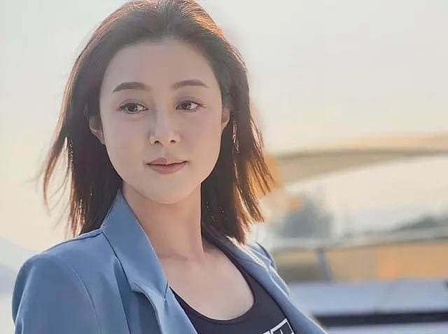 TVB前女星在东莞打工求生,拍短视频秀大长腿,被指擦边博取关注(组图) - 2