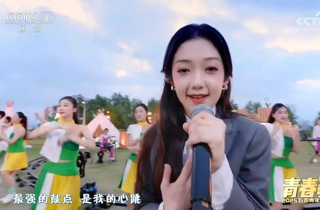 央视五四晚会明星状态：关晓彤齐刘海长发显脸圆，胡先煦眼袋重（组图） - 6