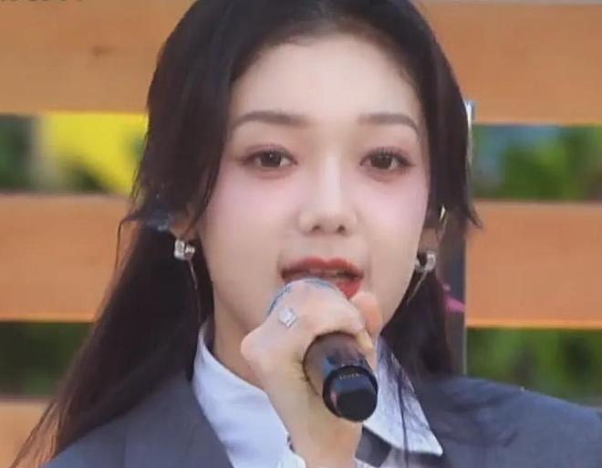 央视五四晚会镜头下的明星：关晓彤晕妆，王一博显疲惫，宋轶脸僵（组图） - 10