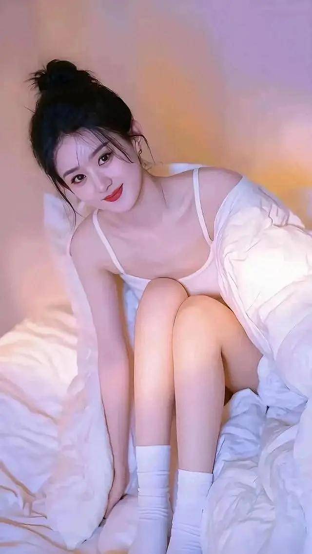 赵丽颖罕见性感写真!露修长大美腿,皮肤白到发光(组图) - 1