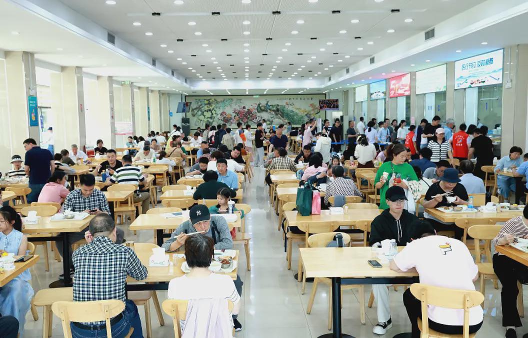 江苏两地开放政府食堂,有外地游客给了100分(组图) - 1