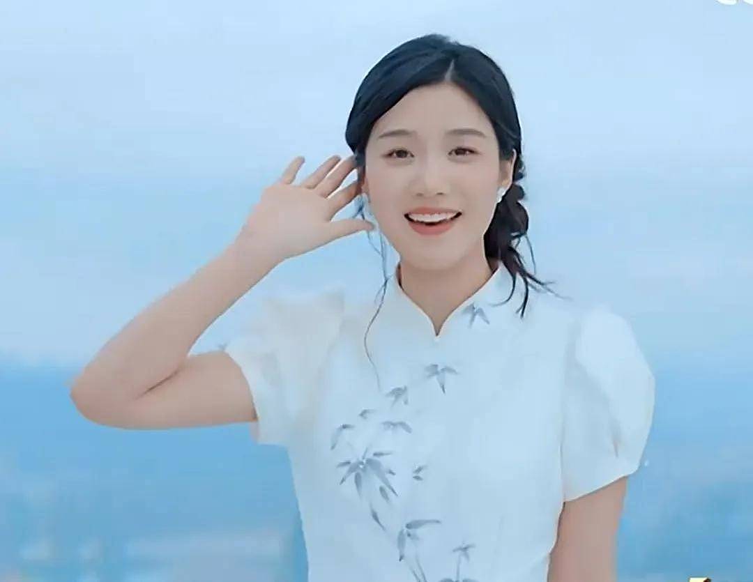央视五四晚会明星状态：关晓彤齐刘海长发显脸圆，胡先煦眼袋重（组图） - 25