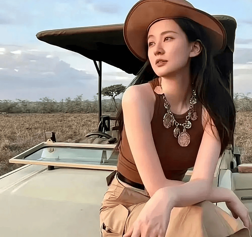 31岁乔欣结婚后现身非洲，穿豹纹群身材火辣很撩人，美的像换了个人（组图） - 2