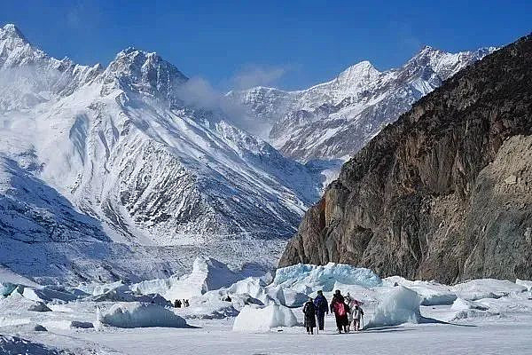 高山冰湖惊现“人腿”?男子冒险施救,真相引众怒(组图) - 3