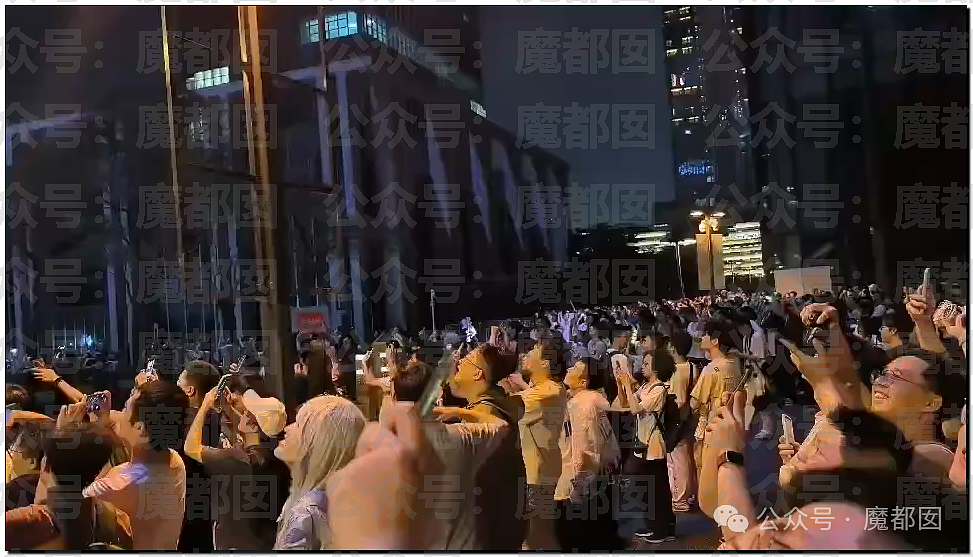 热搜第一!西安夜空不明物是什么?萤火虫漫展场外事件全解析(视频/组图) - 21