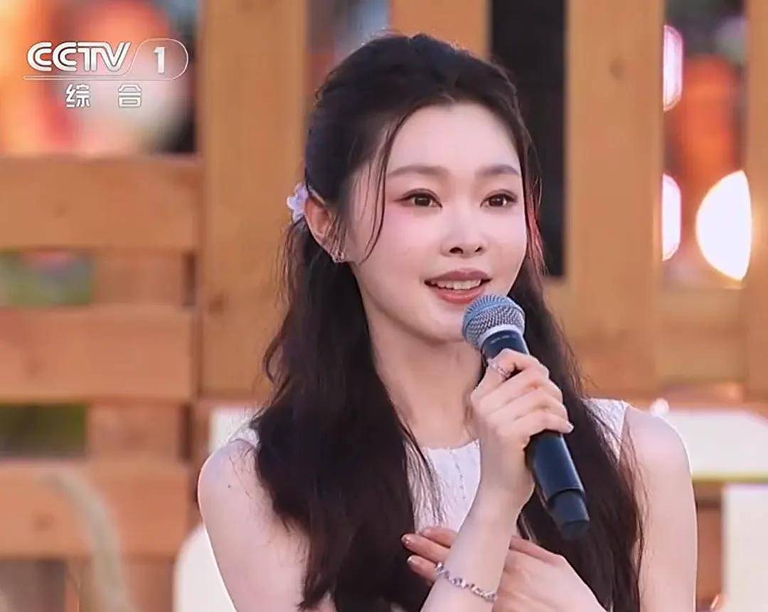 央视五四晚会明星状态：关晓彤齐刘海长发显脸圆，胡先煦眼袋重（组图） - 17