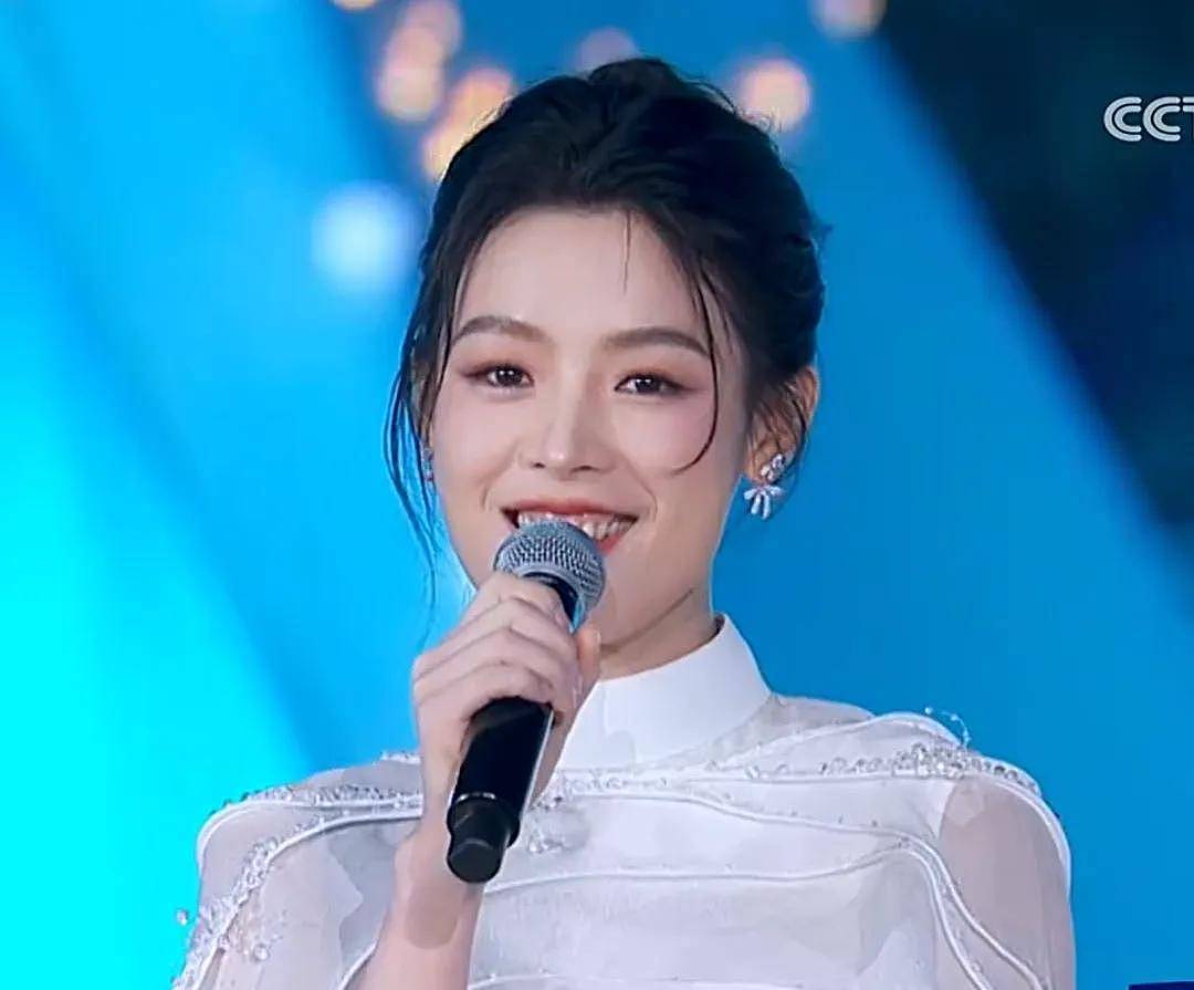 央视五四晚会明星状态：关晓彤齐刘海长发显脸圆，胡先煦眼袋重（组图） - 23