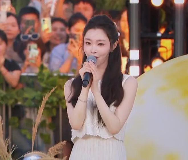 央视五四晚会镜头下的明星：关晓彤晕妆，王一博显疲惫，宋轶脸僵（组图） - 17