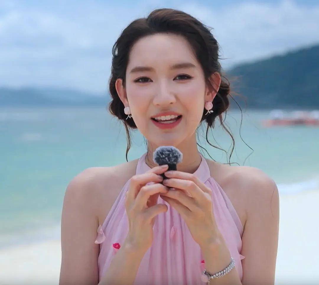 央视五四晚会明星状态：关晓彤齐刘海长发显脸圆，胡先煦眼袋重（组图） - 2