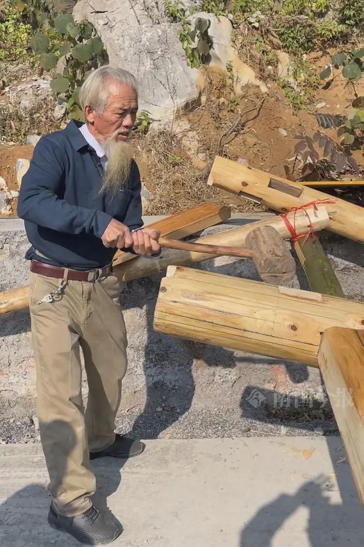 76岁老人0图纸0铁钉造出1200平米绝美木楼，数十年屹立不倒！网友：再世鲁班（组图） - 3