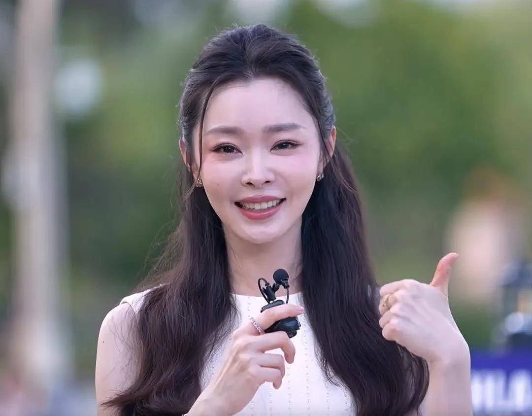 央视五四晚会明星状态：关晓彤齐刘海长发显脸圆，胡先煦眼袋重（组图） - 18