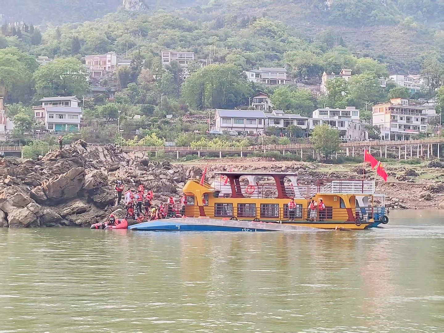 五一贵州狂风吹翻游船,酿9死1失踪70人送院,习近平指示救治(视频/组图) - 2