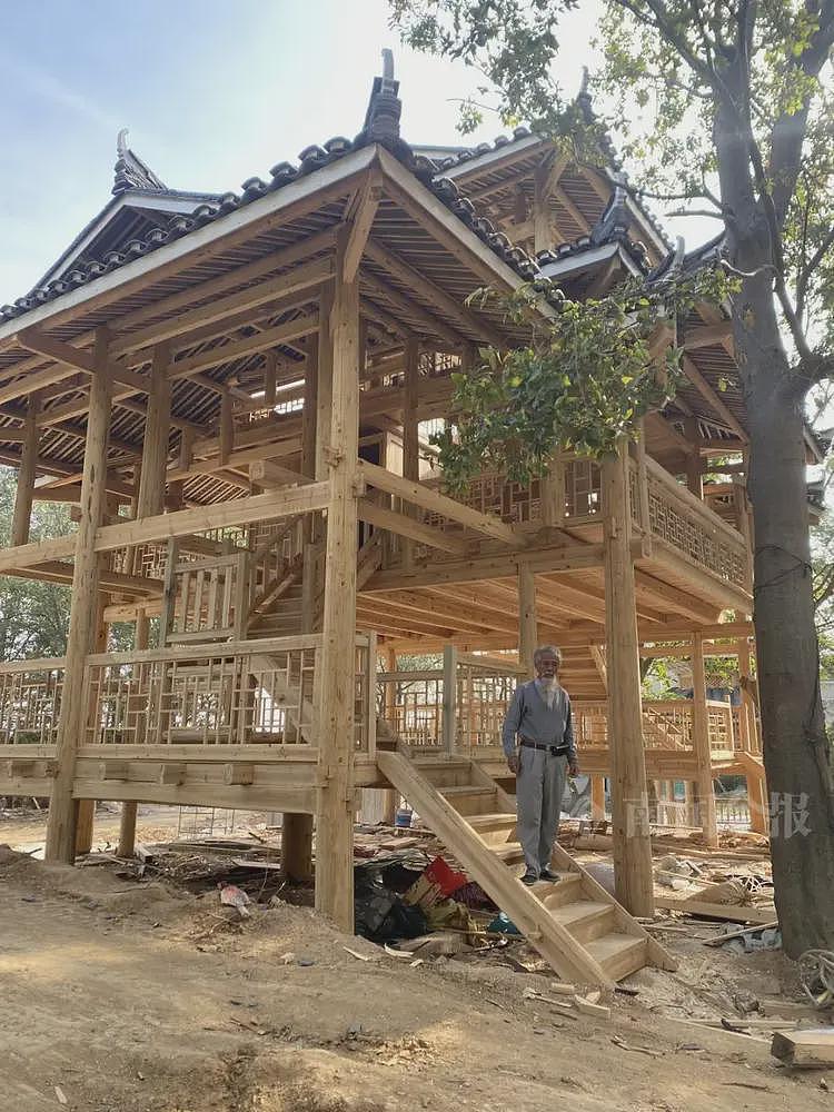 76岁老人0图纸0铁钉造出1200平米绝美木楼，数十年屹立不倒！网友：再世鲁班（组图） - 6