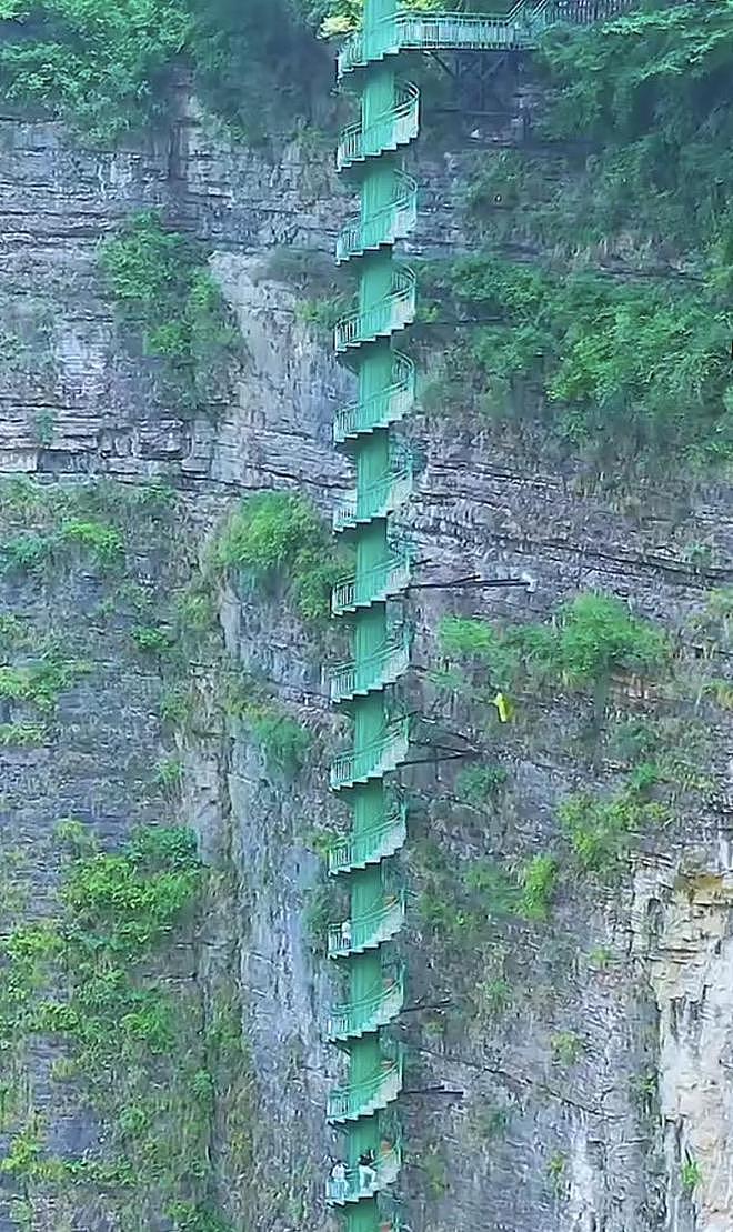 景区开业仅8天,直升机突然坠落致1死4伤(视频/组图) - 4